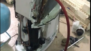 Học viên trực tiếp nạp gas máy hút ẩm Nhật Bản