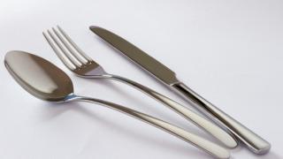 Những vật dụng và đồ ăn tuyệt đối không cho vào lò vi sóng