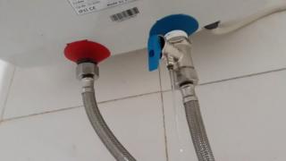 Việc cần làm khi phát hiện bình nóng lạnh bị rò rỉ