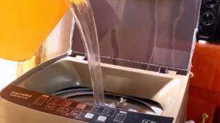 Tự đổ nước vào máy giặt được không? Nên hay không nên?