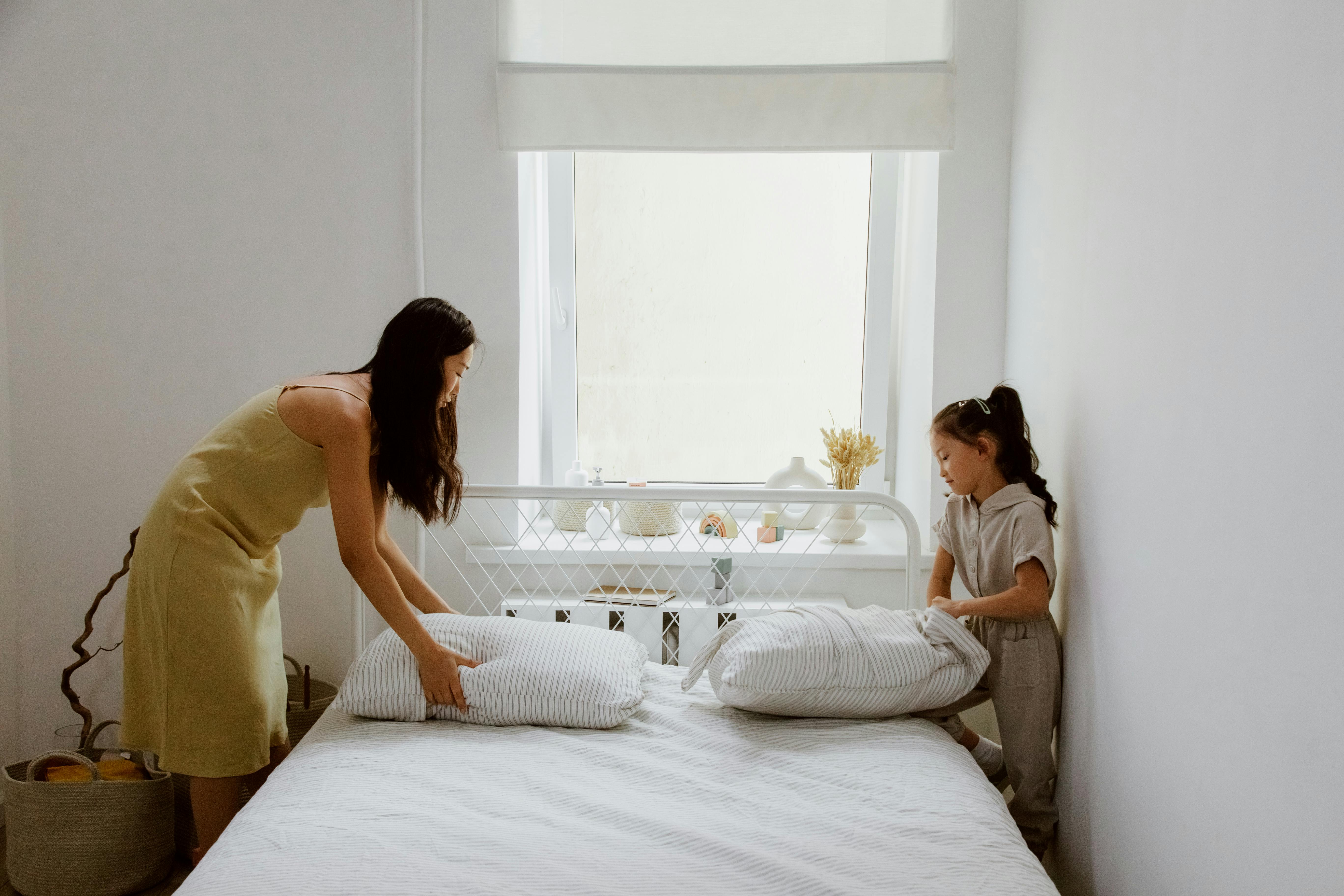 Tháo vỏ gối ra trước khi vệ sinh làm sạch