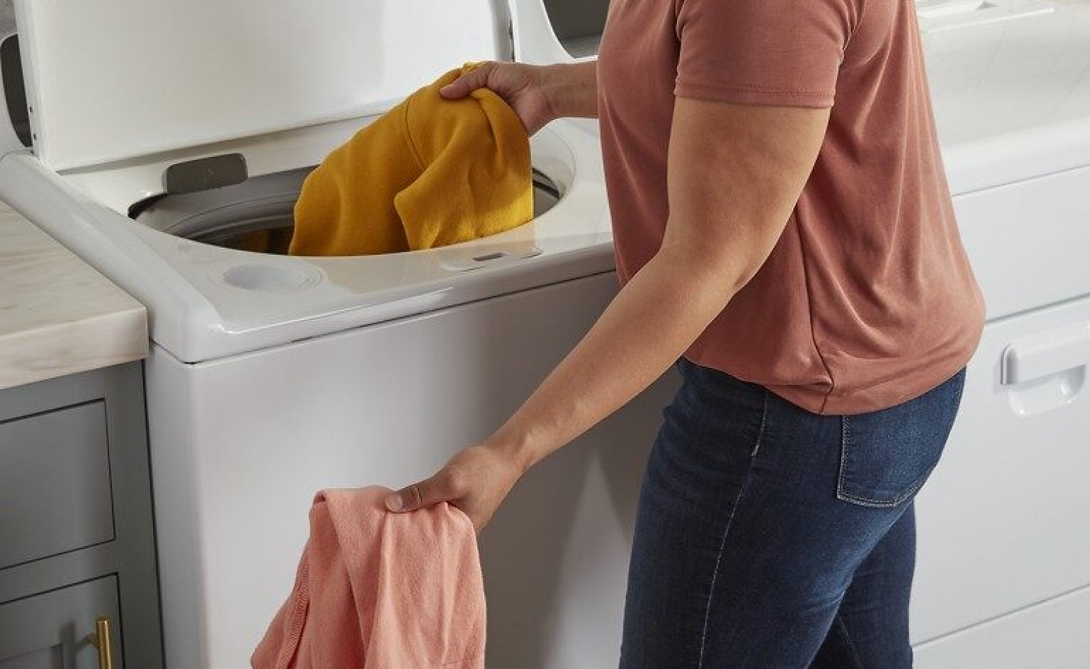 Tách riêng quần áo bị ố, phân loại theo độ bẩn và xử lý trước vết bẩn