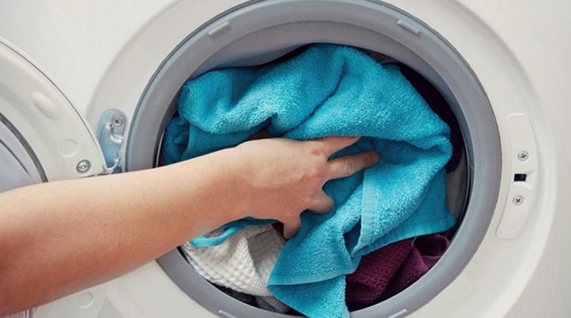 Các chất bụi bẩn tích tụ vào lồng giặt khiến hiệu suất làm sạch không cao