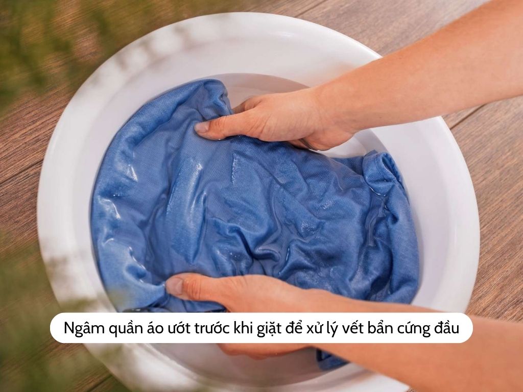 ngam-quan-ao-uot-truoc-khi-giat-de-xu-ly-vet-ban-cung-dau