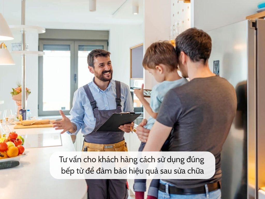 ky-thuat-vien-dang-tu-van-cho-khach-hang-cach-su-dung-dung-bep-tu-de-dam-bao-hieu-qua-sau-sua-chua