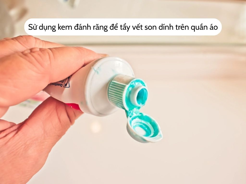 su-dung-kem-danh-rang-de-tay-vet-son-dinh-tren-quan-ao