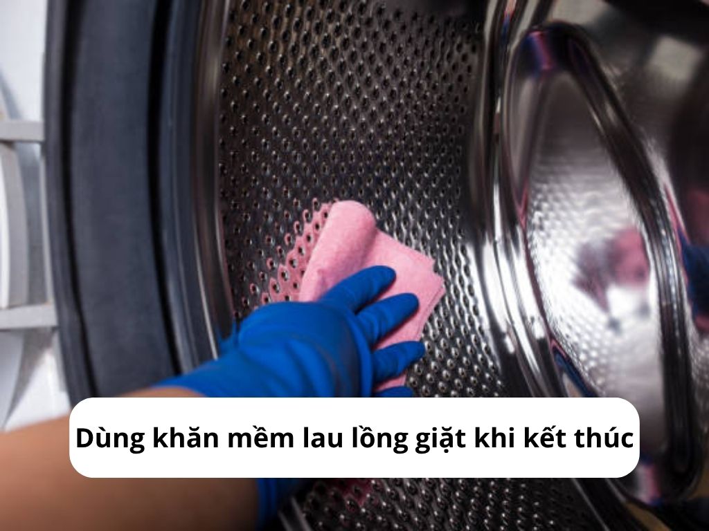 Dùng khăn mềm lau lồng giặt khi giặt xong